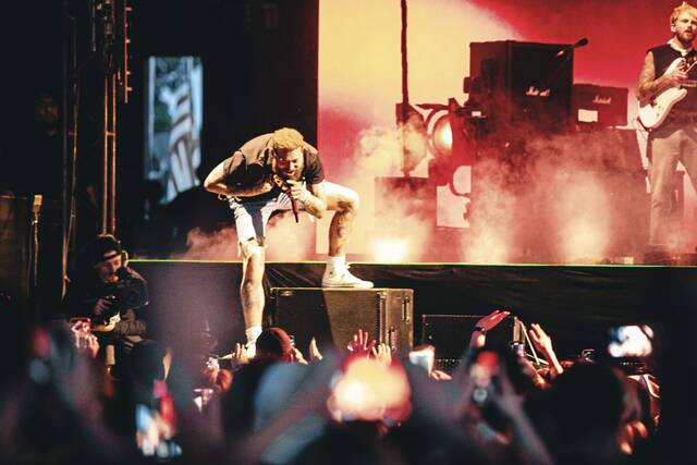 6377106_web1_Postmalone-071323-11