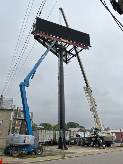 6381943_web1_vnd-tarebillboard3