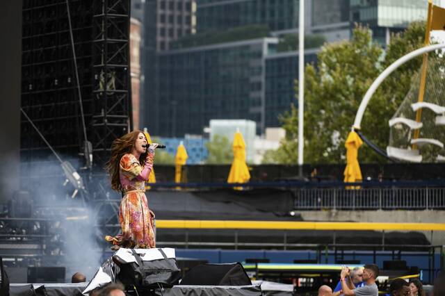 6432277_web1_ptr-PinkConcert3-080623