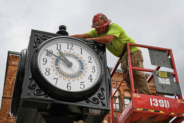 6463790_web1_gtr-lo-clock-081023