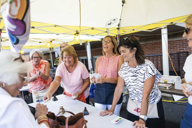 6469540_web1_vnd-lo-friendshipfestival2-081223