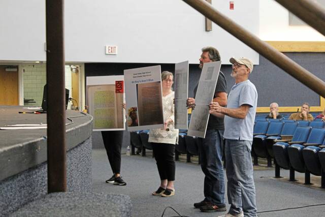 6474771_web1_gtr-Hempfieldmeeting-081523-Signs