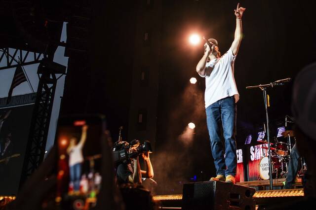 6486573_web1_ptr-LukeBryanConcert3-082023