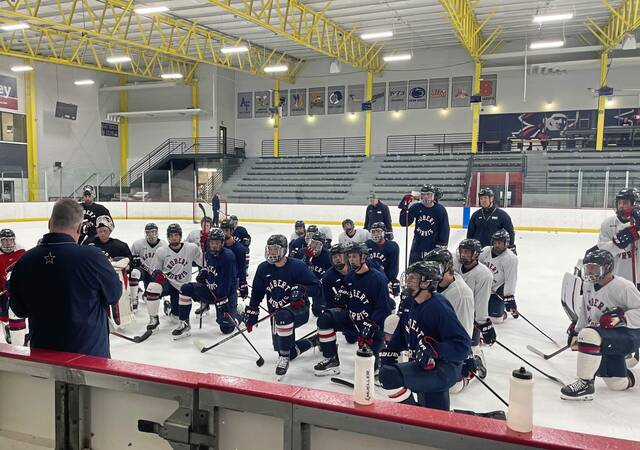 6519363_web1_gtr-RMUmhockey2-082923