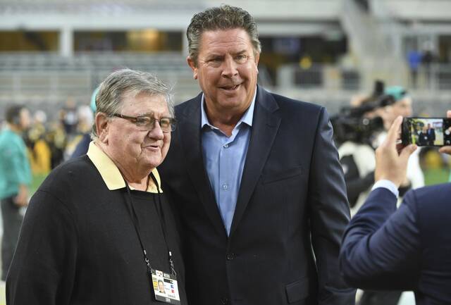 6529412_web1_gtr-Steelers01-102919