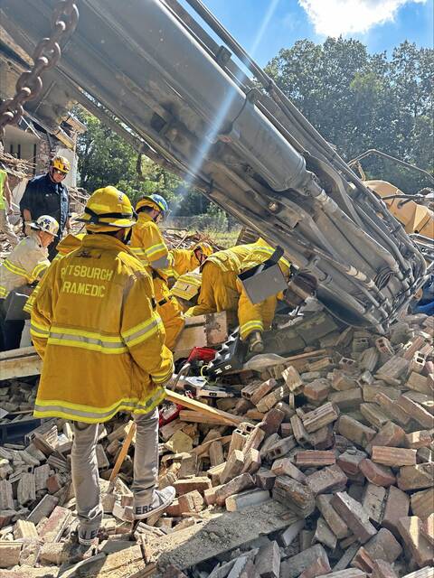 6547038_web1_ptr-ConstructionWorkerRescued2-090723