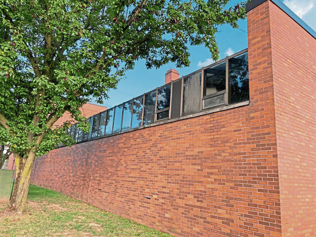 6564060_web1_gtr-GbgCityHallRoof-091423