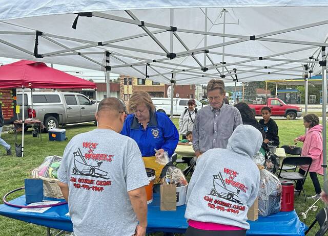 6598703_web1_vnd-HighlandsRotaryFoodTrucks-0922423--7-