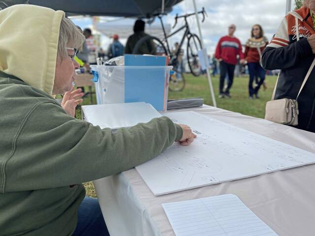 6640284_web1_gtr-applesartsfestival5