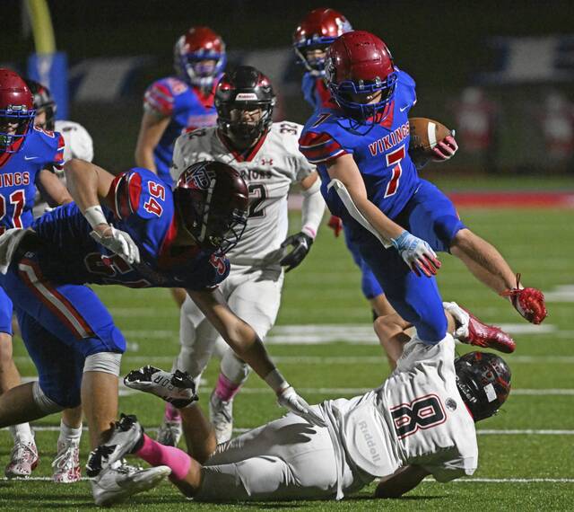 Elizabeth Forward holds off Mt. Pleasant in 1st-place showdown