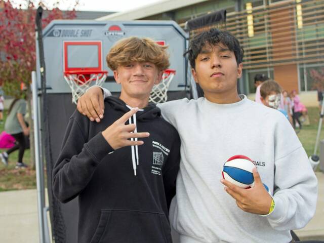6644365_web1_sig-homecomingcarnival-102623-8