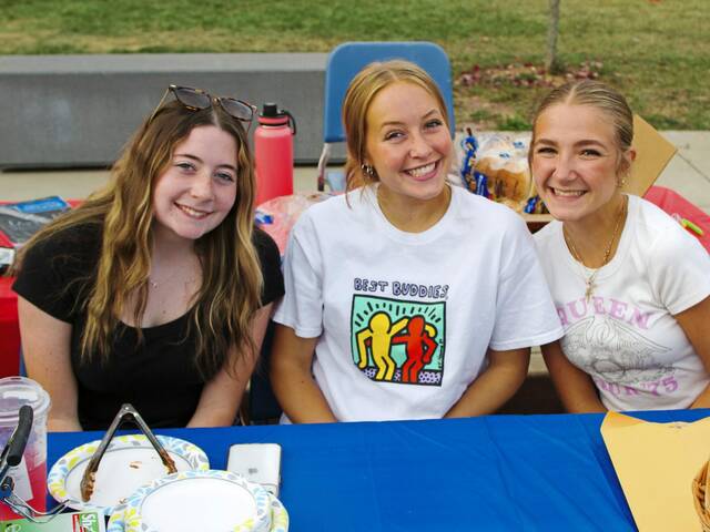 6644365_web1_sig-homecomingcarnival-102623-9