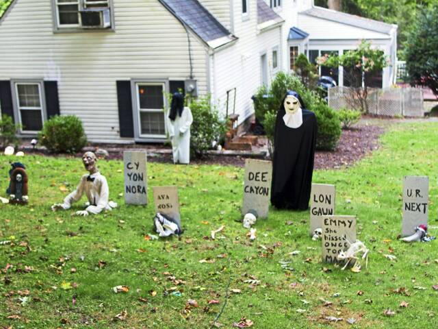 6647336_web1_bp-halloweenyard-102623-13