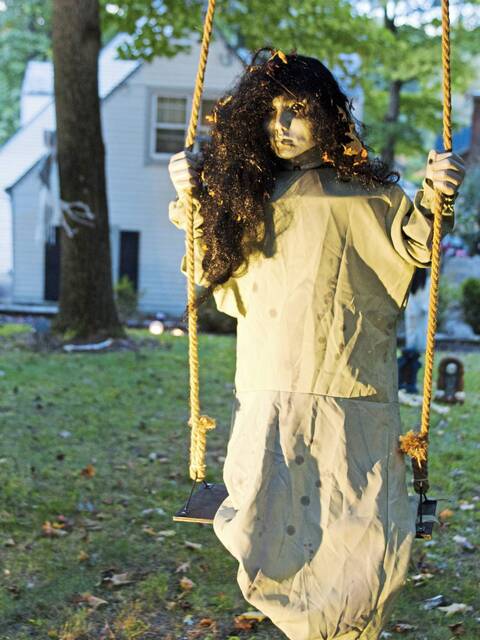 6647336_web1_bp-halloweenyard-102623-4