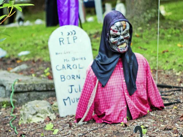 6647336_web1_bp-halloweenyard-102623-9