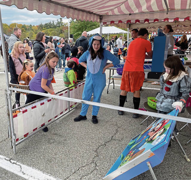 6691747_web1_game-booth_-festival-of-honor-plum
