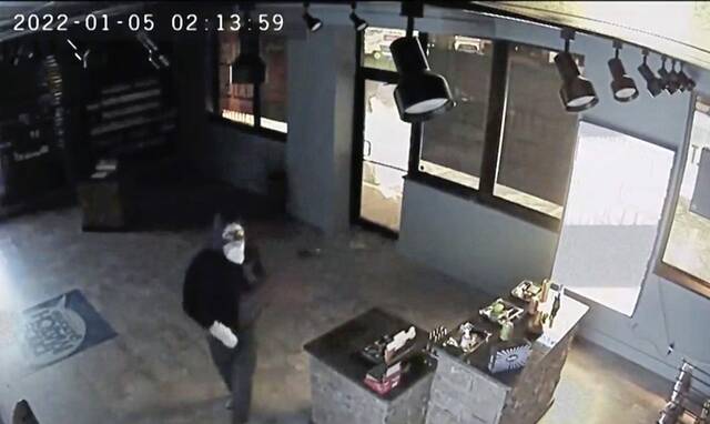 6695552_web1_gtr-vapeshopburglary-102523