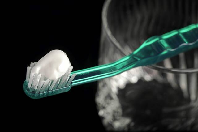 6697014_web1_web-toothpaste
