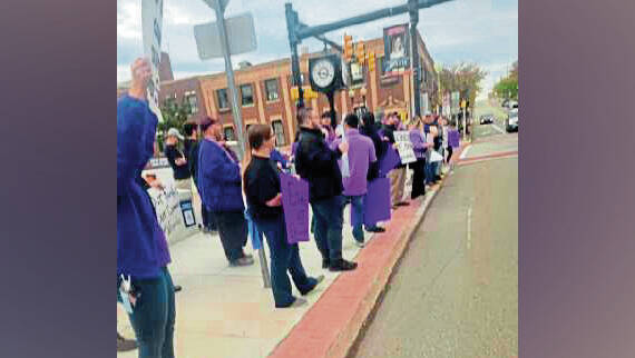 6700308_web1_gtr-unionpicketWIDE-102623