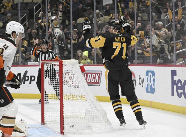 6717605_web1_ptr-PensDucks04-103123