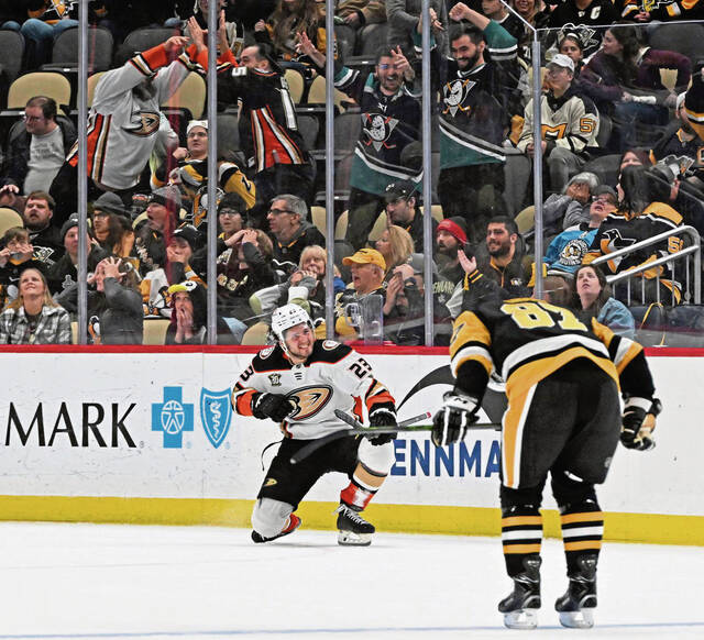 6717605_web1_ptr-PensDucks14-103123