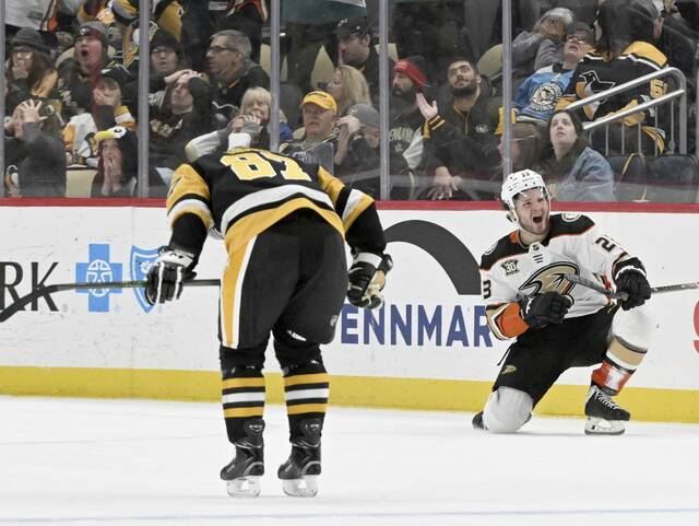 6717605_web1_ptr-PensDucks15-103123