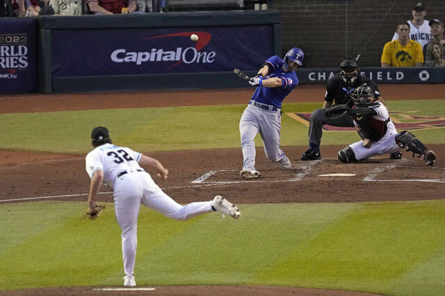 Seager stars with 2-run HR, stellar defense to lead Rangers over D-backs in World Series Game 3