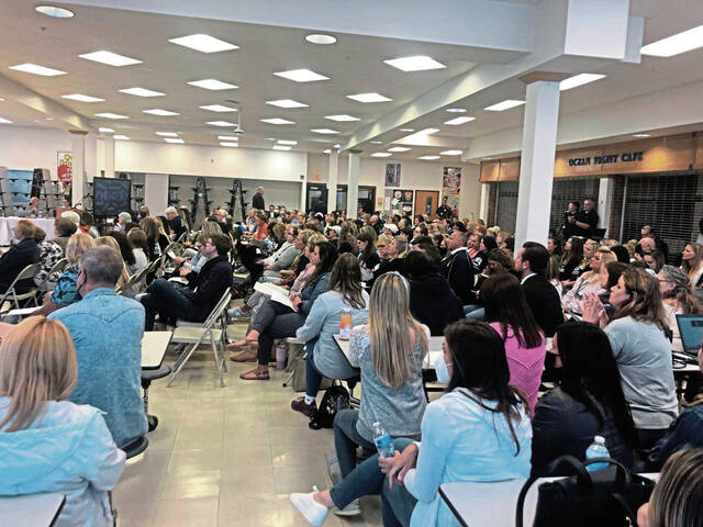 6708498_web1_Norwin-School-crowd