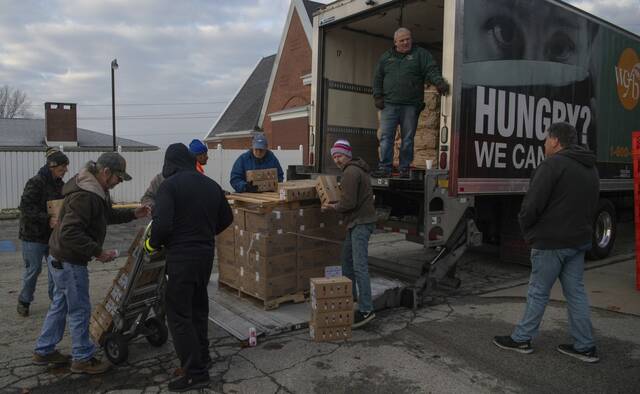 6717760_web1_gtr-FoodBank3-110123
