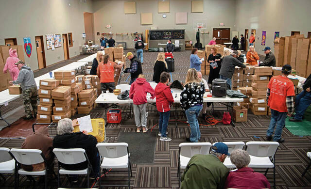6717760_web1_gtr-FoodBank4-110123