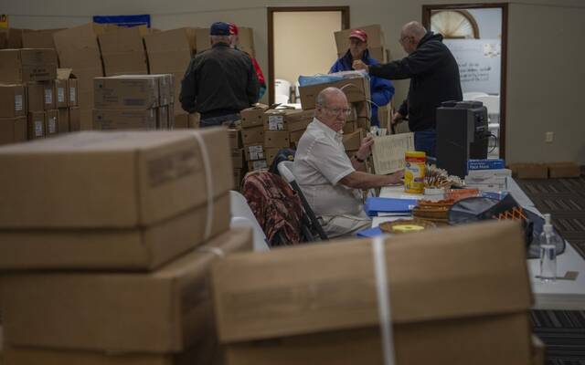 6717760_web1_gtr-FoodBank9-110123
