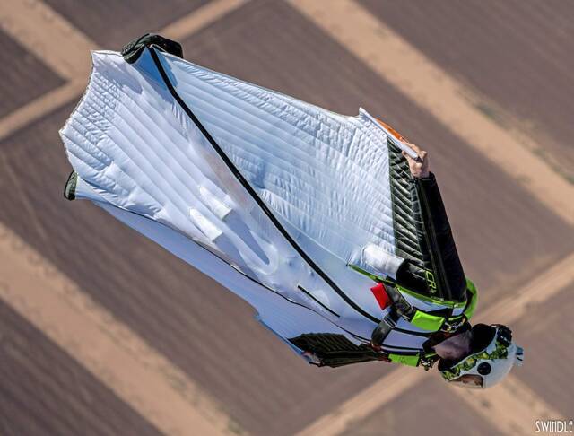 6725660_web1_vnd-Kennyskydiver2