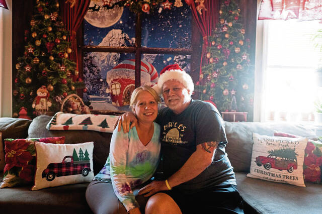 6726212_web1_vnd-crazychristmasgtr-4-110323