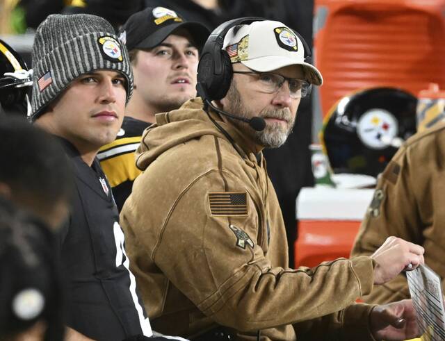 6729426_web1_ptr-SteelersTitans01-110323