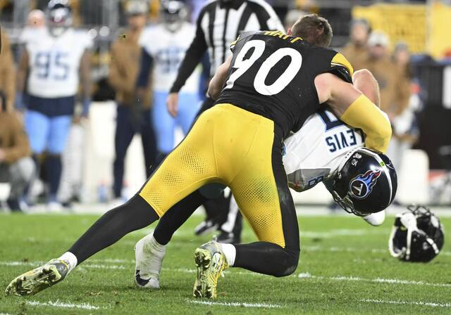 6729426_web1_ptr-SteelersTitans16-110323