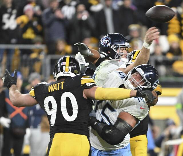 6729426_web1_ptr-SteelersTitans17-110323