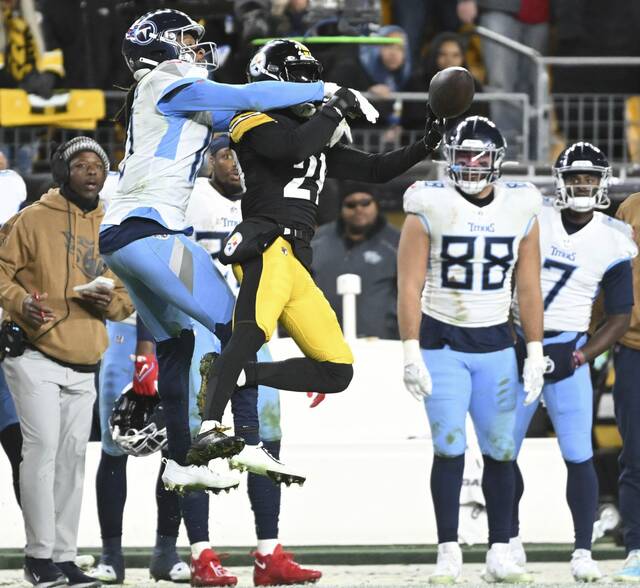 6729426_web1_ptr-SteelersTitans20-110323