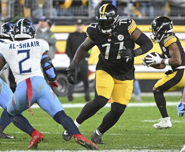 6729426_web1_ptr-SteelersTitans21-110323
