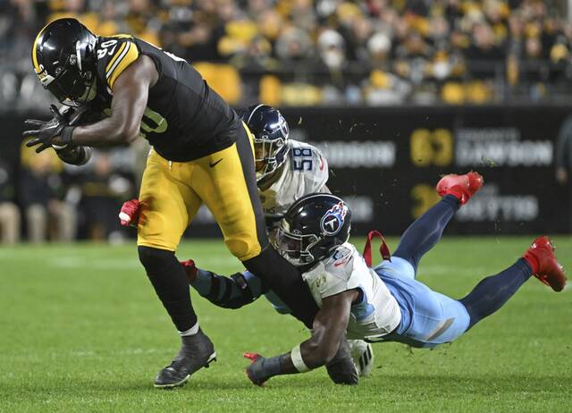 6729426_web1_ptr-SteelersTitans23-110323