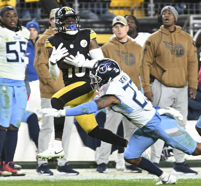 6729426_web1_ptr-SteelersTitans26-110323