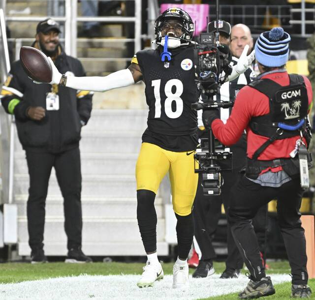 6729426_web1_ptr-SteelersTitans30-110323