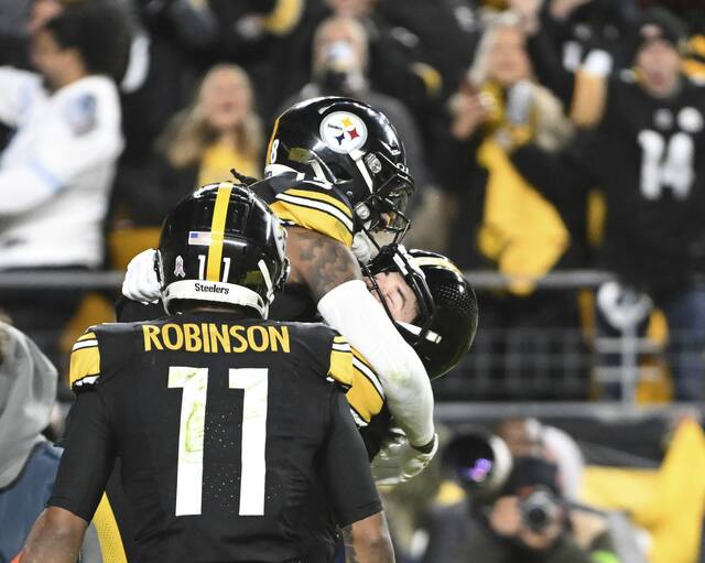 6729426_web1_ptr-SteelersTitans31-110323