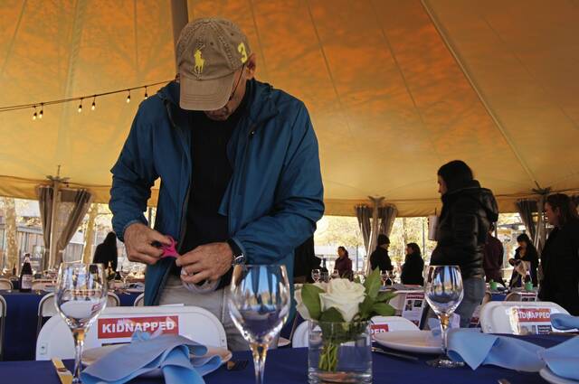 6734661_web1_Oakland-Shabbat-table-002