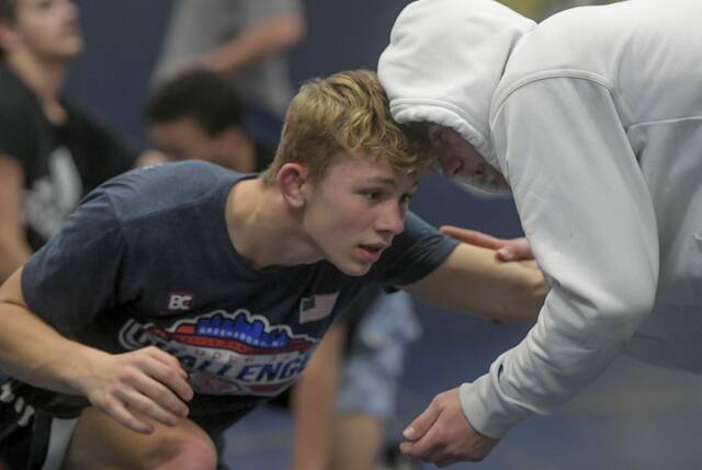 6735951_web1_vnd-Kiskiwrestle101-120821