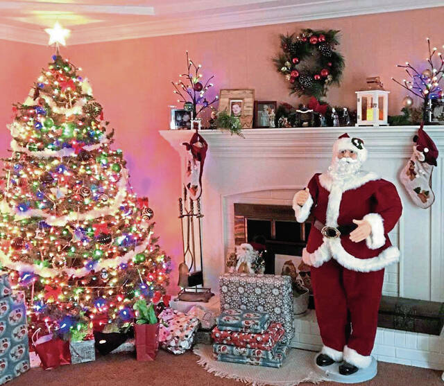 6739900_web1_vnd-CrazyChristmastree-110323-8