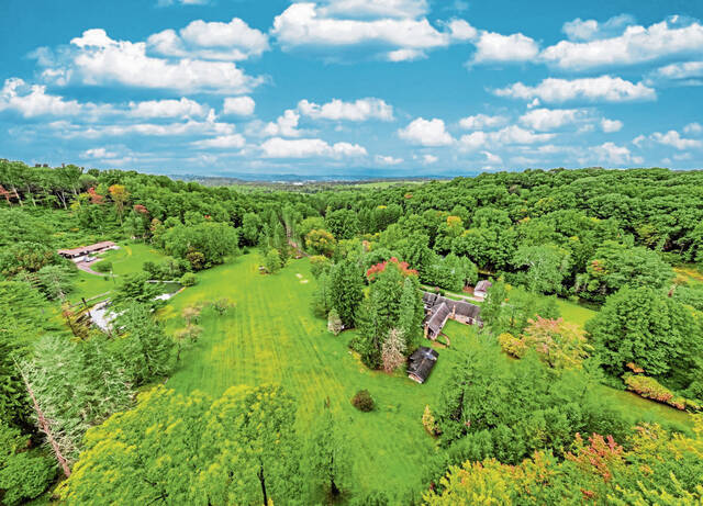 6743341_web1_gtr-rogerssummerhome-11