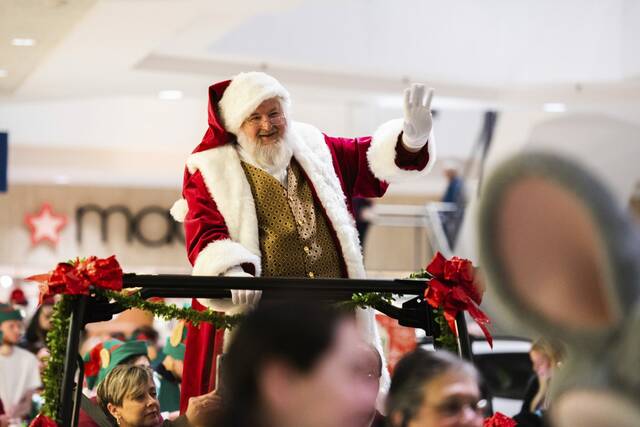 6758402_web1_gtr-lo-santaarrives-1-111123