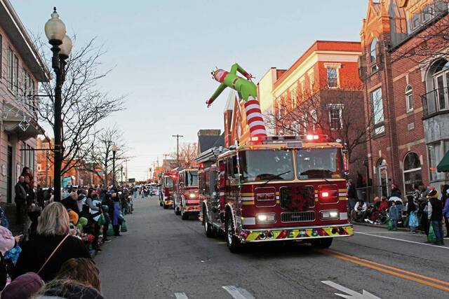 6776040_web1_gtr-gbgxmasparade-111923-4