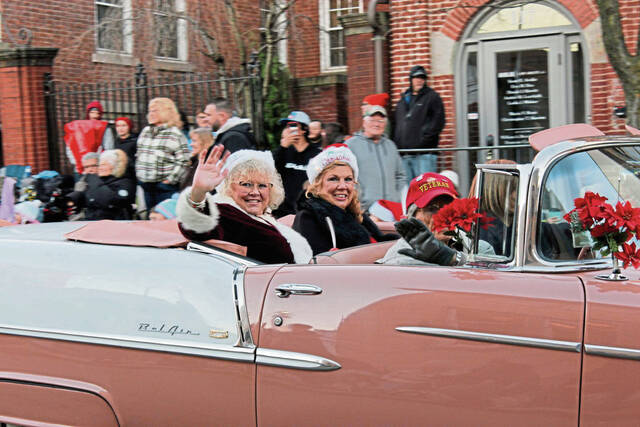 6776040_web1_gtr-gbgxmasparade-111923-5