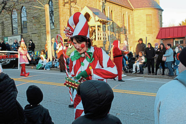 6776040_web1_gtr-gbgxmasparade-111923-6